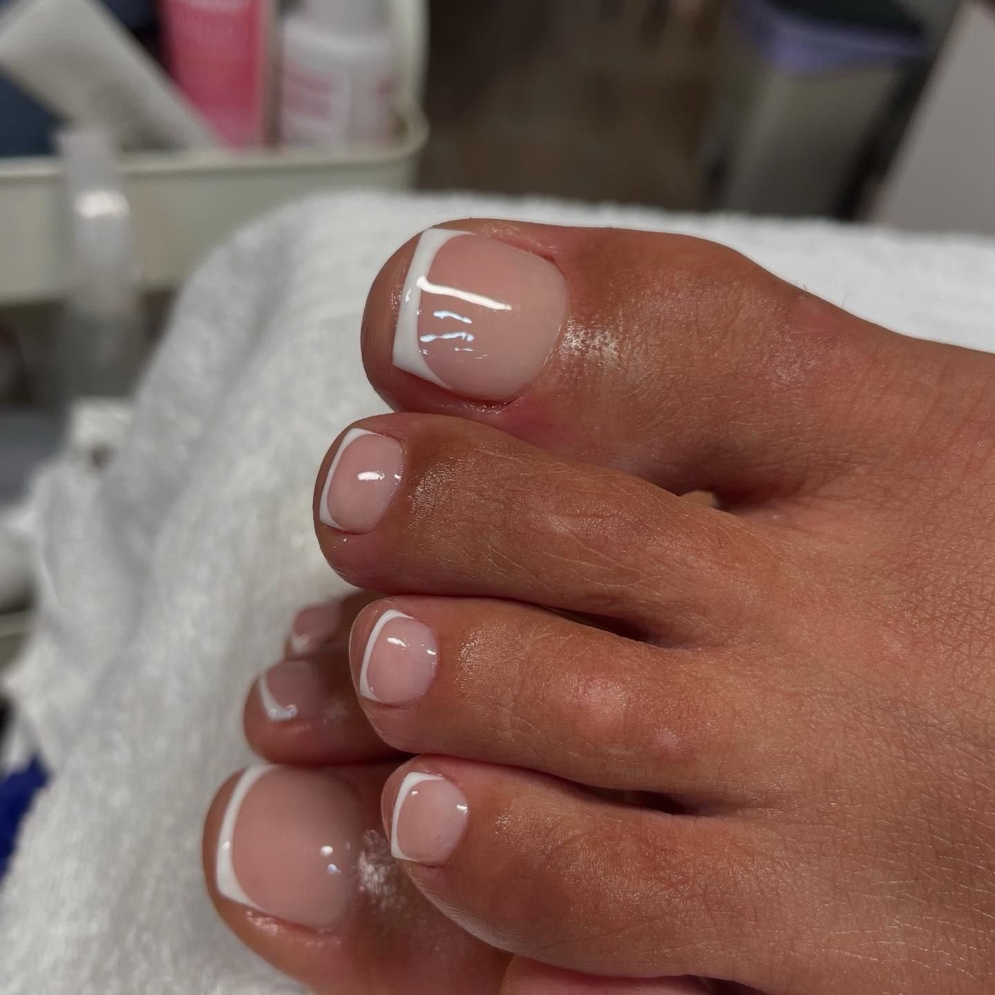Pedicura spa completa con francesa blanca en Córdoba